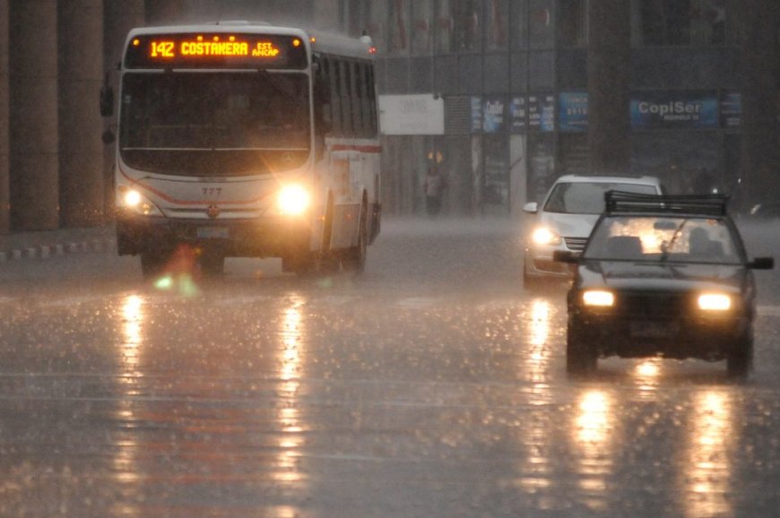 Rige una advertencia naranja y otra amarilla por lluvias intensas y tormentas fuertes