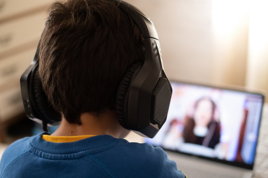 La mitad de jóvenes, en riesgo de pérdida auditiva, advierte Sociedad Otorrinolaringología