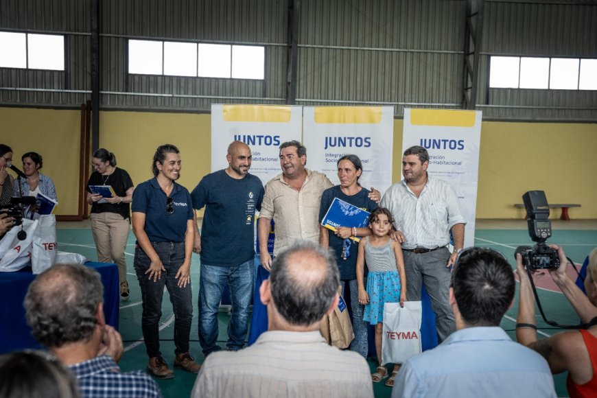 Once familias de Durazno reciben un nuevo hogar en el Barrio La Unión