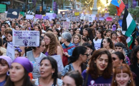 "Tocan a una, nos tocan a todas": así se llevó adelante la Marcha del 8M por 18 de Julio