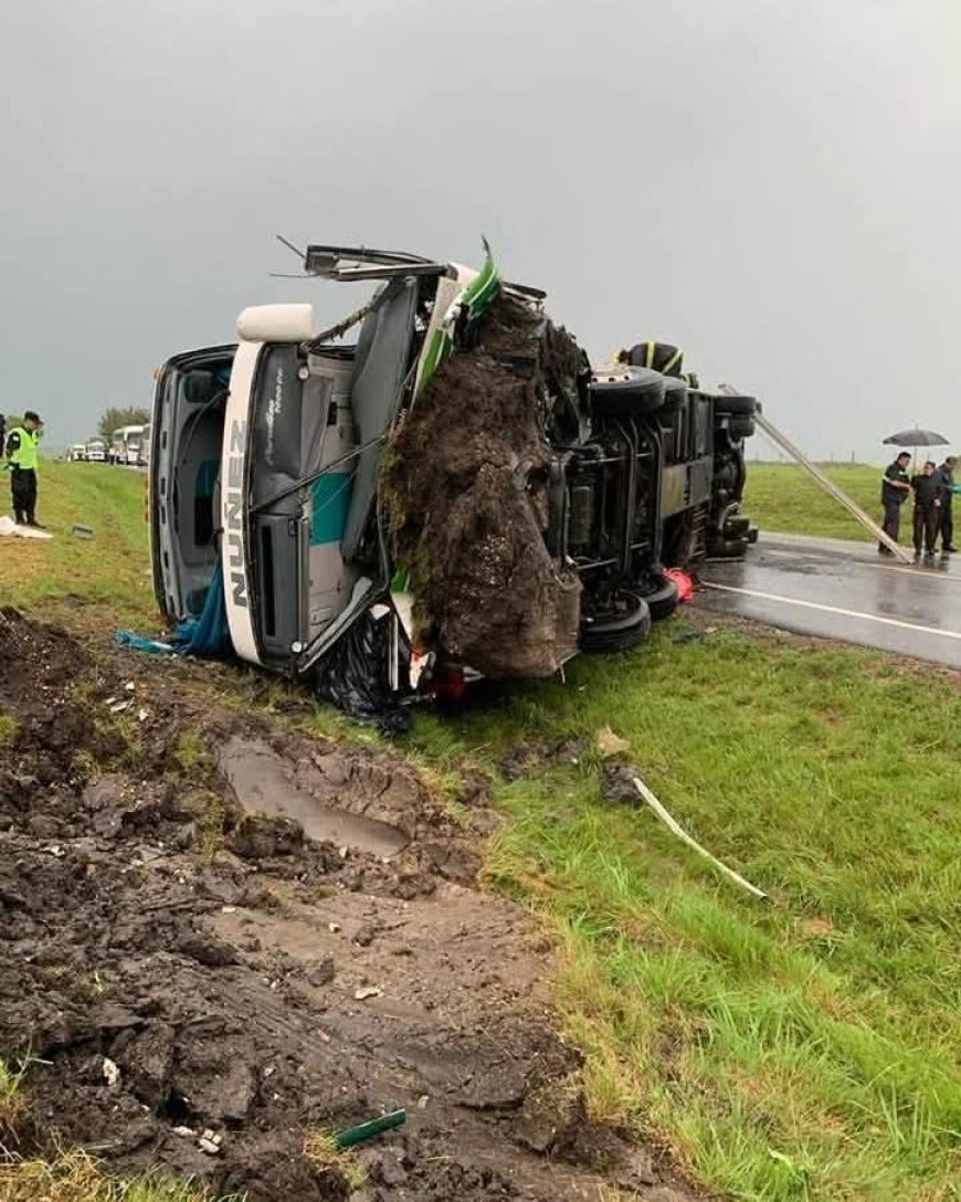 Tragedia en Ruta 8 - Vuelco de un ómnibus deja varios fallecidos y heridos en Lavalleja