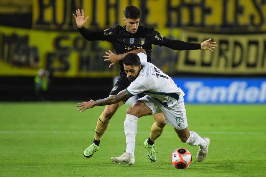 Apertura: Peñarol cayó 2-0 ante Racing en el Campeón del Siglo, en una floja presentación