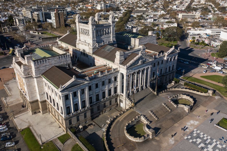 Bancada de senadores y diputados del FA se reúnen este lunes con el equipo económico