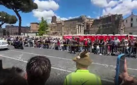 Unas 150.000 personas se concentraron al paso del cortejo fúnebre de Francisco por Roma