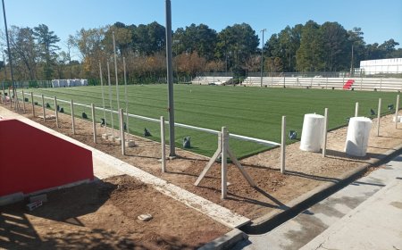 El Estadio José Pedro Varela luce nuevo césped sintético y avanza hacia su inauguración