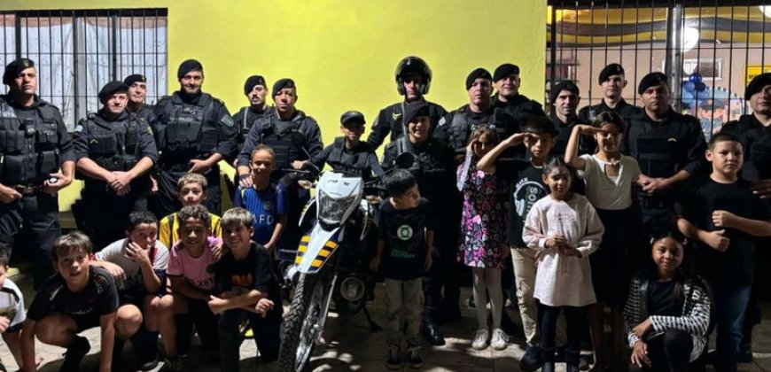 Policías de Rivera sorprendieron en su cumpleaños a niño que sueña con convertirse en efectivo