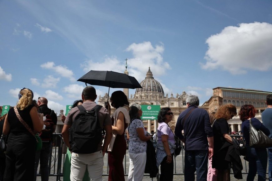Los fieles comienzan a dar el último adiós al papa Francisco