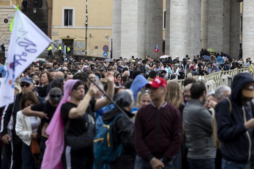 Más de 60.000 personas han llegado a la basílica de San Pedro para dar su adiós al papa