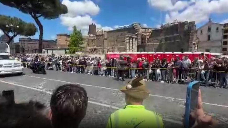 Unas 150.000 personas se concentraron al paso del cortejo fúnebre de Francisco por Roma