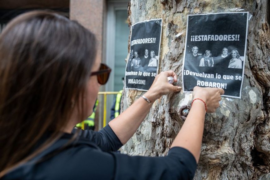 Damnificados de Conexión Ganadera protestaron frente a la casa de la viuda de Gustavo Basso