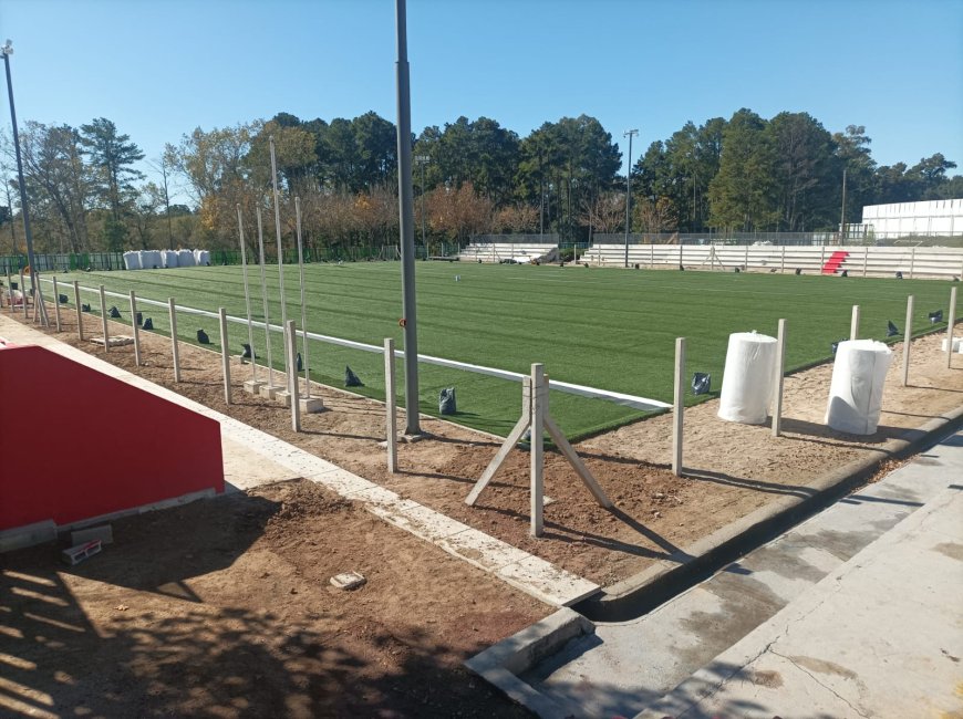 El Estadio José Pedro Varela luce nuevo césped sintético y avanza hacia su inauguración