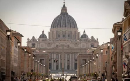 El Vaticano instala la chimenea del cónclave: todo listo para elegir al sucesor de Francisco