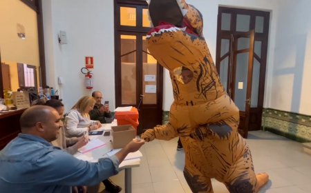 Una persona llegó a votar a un circuito de Durazno disfrazada de dinosaurio