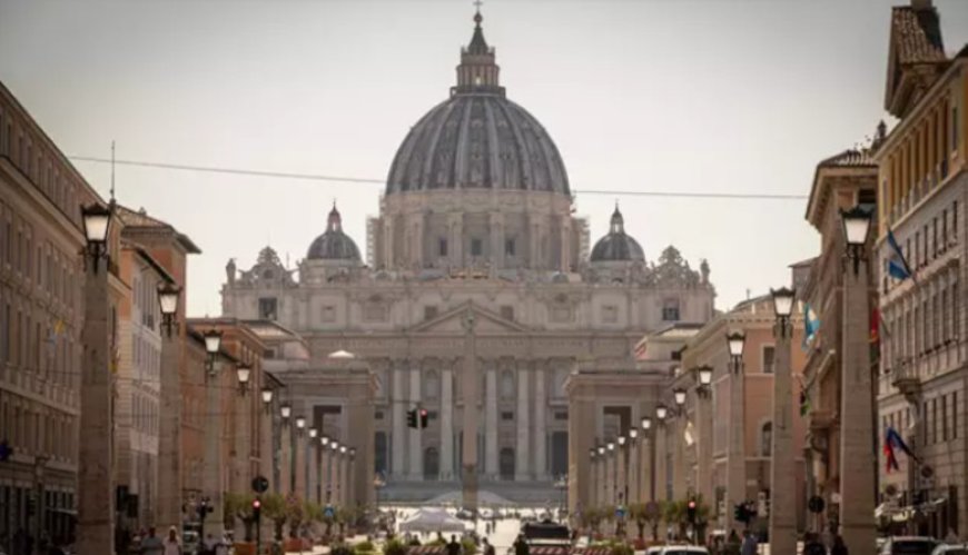 El Vaticano instala la chimenea del cónclave: todo listo para elegir al sucesor de Francisco