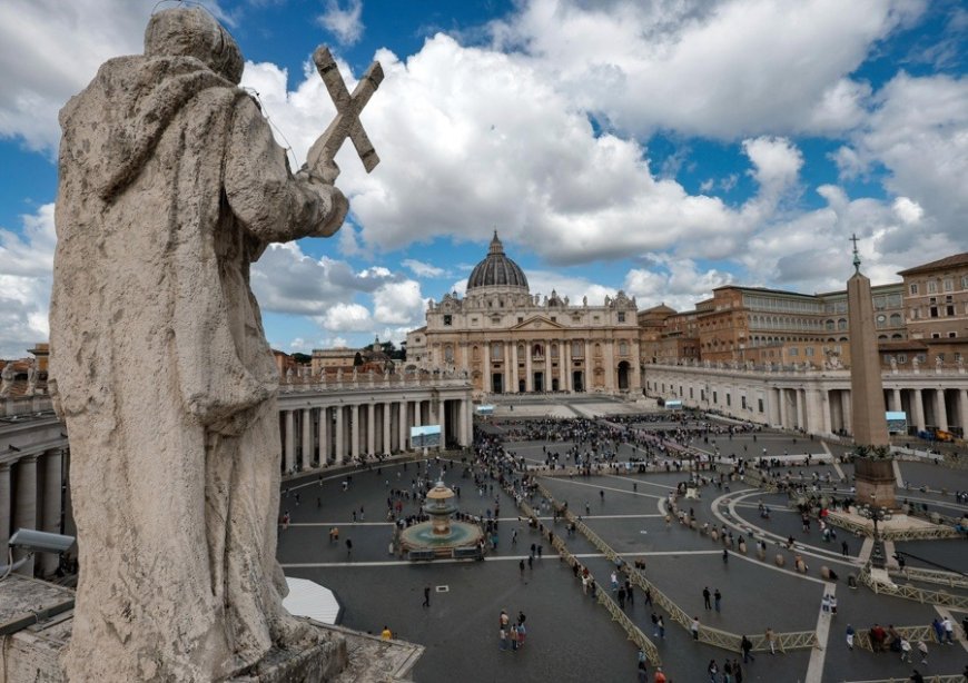 Humo blanco y campanas del Vaticano anunciaron la elección de un nuevo papa