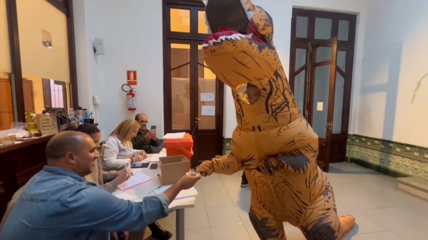 Una persona llegó a votar a un circuito de Durazno disfrazada de dinosaurio