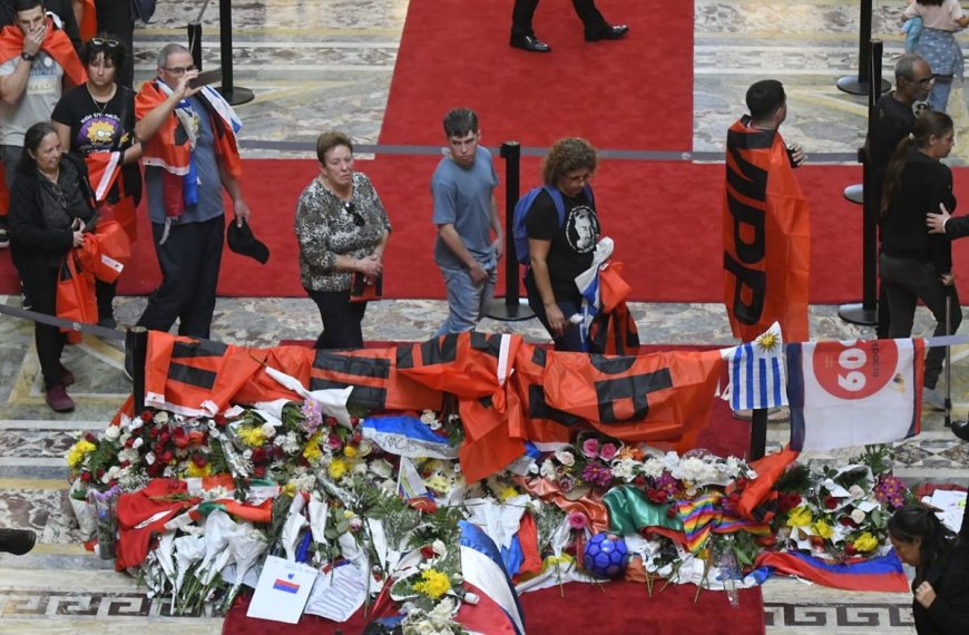 Cierran las puertas del Palacio Legislativo a las 16:30 para un último homenaje privado con Mauricio Rosencof y Mario Carrero