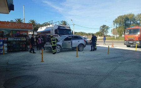 Explosión e incendio de vehículo en Estación ANCAP de Durazno.