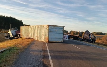 Camión con semi remolque volcó y fue impactado por otro camión que circulaba en sentido contrario