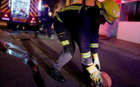 Dos niños intentaron encender una estufa con alcohol y papel, y su casa se incendió por completo