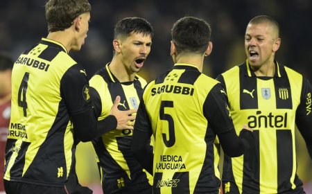 Peñarol venció 2 a 0 a Wanderers en el Campeón del Siglo