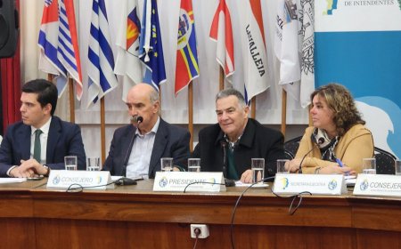 Congreso de Intendentes rindió homenaje a Carmelo Vidalín en emotiva sesión en Montevideo