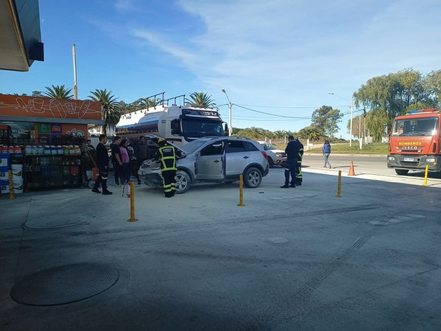 Explosión e incendio de vehículo en Estación ANCAP de Durazno.
