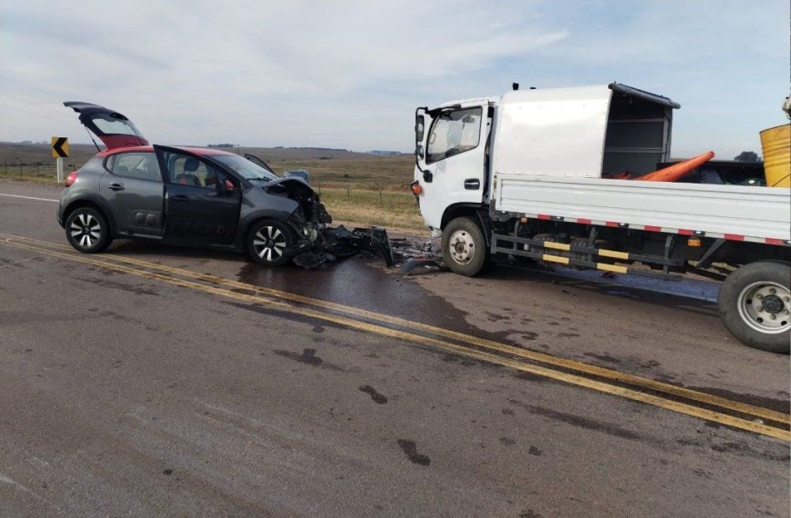Un muerto y tres heridos tras choque frontal entre un auto y un camión en ruta 7