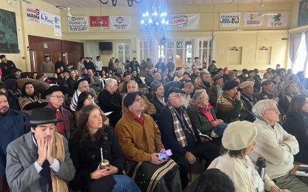 Una multitud celebró el centenario de Osiris Rodríguez Castillos en Sarandí del Yí