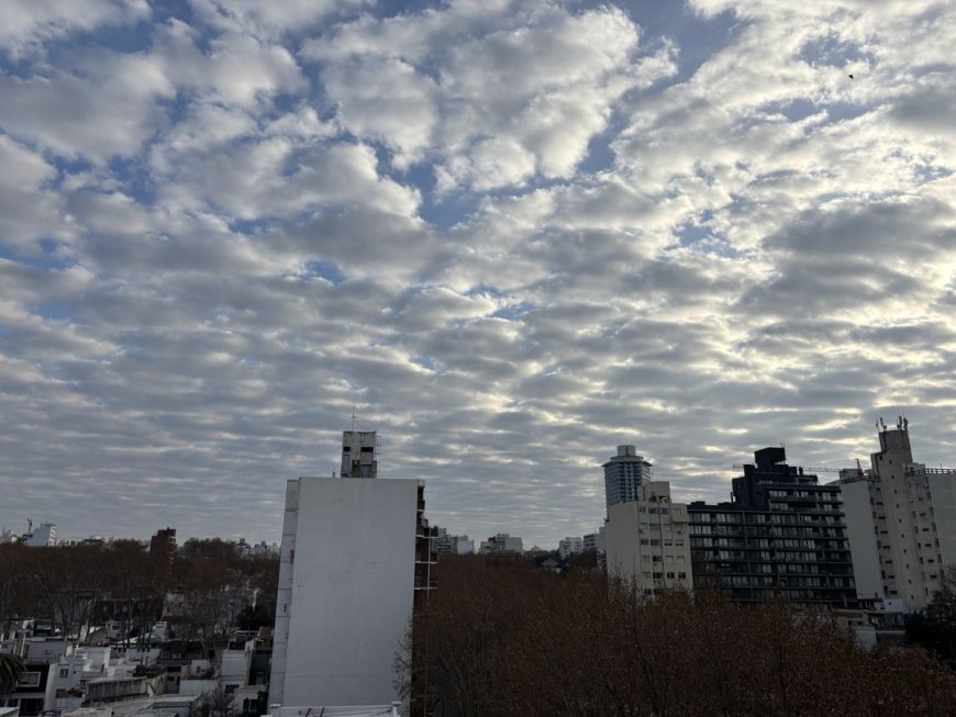 Sábado fresco con cielo ligeramente nublado y marcado descenso de temperatura en la noche
