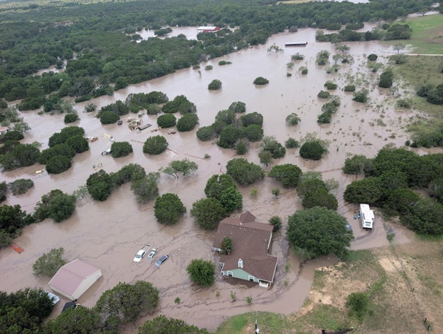 Se eleva el número de víctimas de las inundaciones en Texas