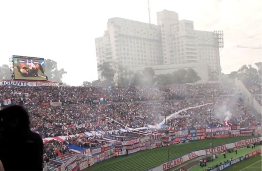 Video: el momento en el que lanzan la bengala desde la barra de Nacional que hirió al policía en la tribuna América