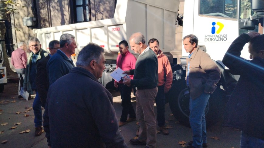 Vidalín recorrió la obra de nuevos caniles y entregó camiones para el interior del departamento