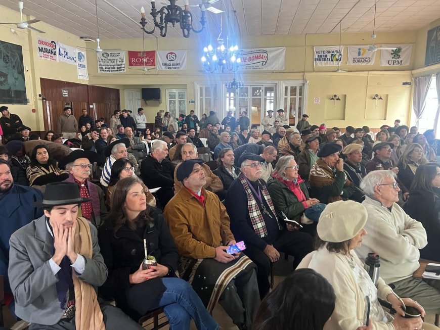 Una multitud celebró el centenario de Osiris Rodríguez Castillos en Sarandí del Yí