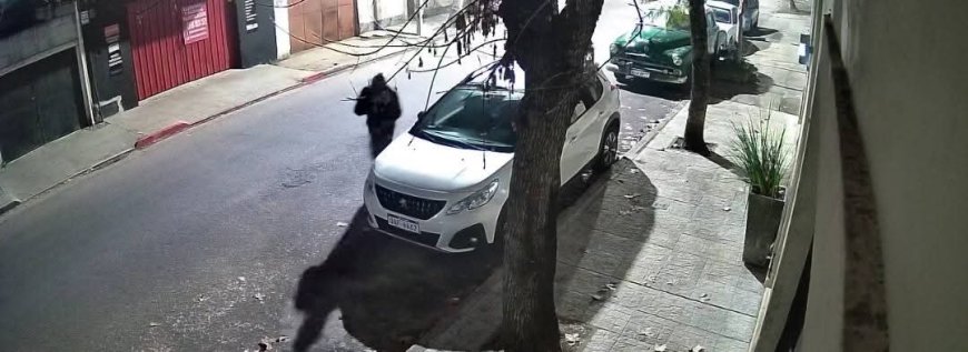 Vandalismo en el centro: más de 35 vehículos con neumáticos dañados