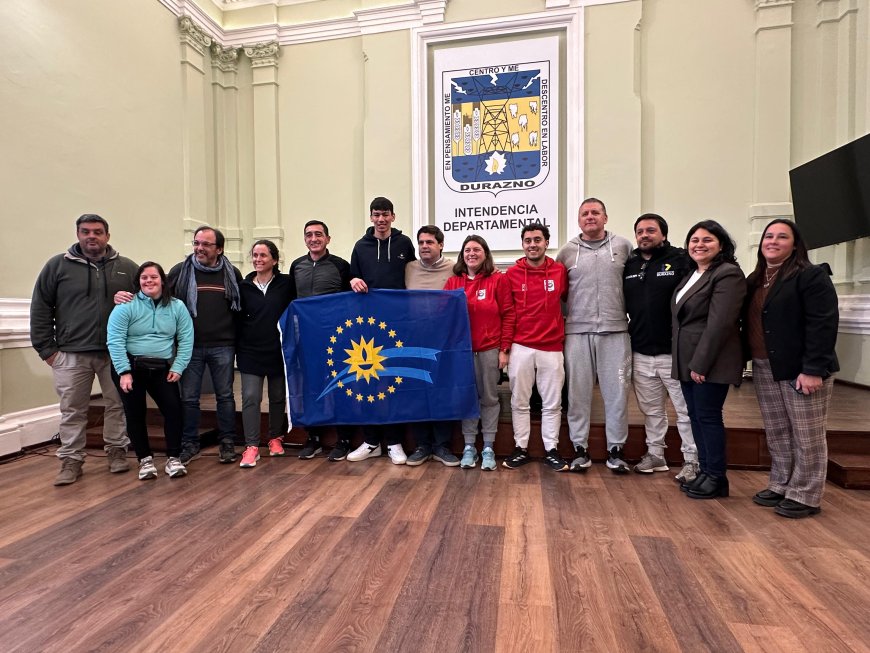 Santiago Méndez recibió la bandera de Durazno y representará a Uruguay en el Iberoamericano de Atletismo