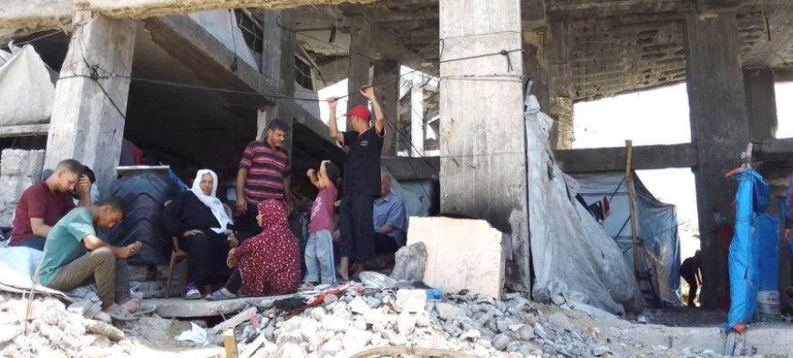 Murieron 25 palestinos en bombardeos de Israel contra desplazados y personas que esperaban ayuda en Gaza