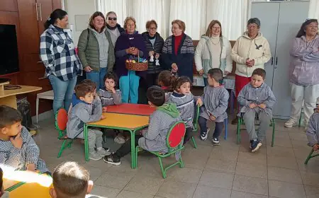 Abuelas tejieron pulpitos de crochet y los obsequiaron a preescolares de Santa Bernardina