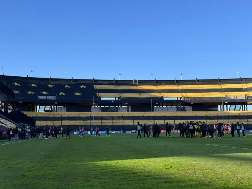 Peñarol fue superior y goleó 3-0 a Nacional en el clásico