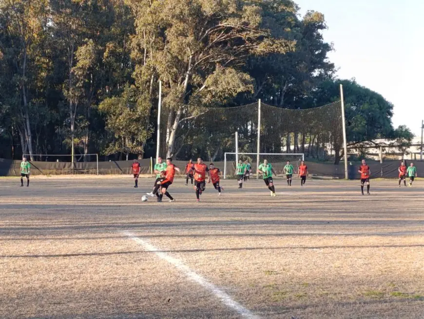 Fútbol Senior 2025: Un inicio vibrante en la Divisional B