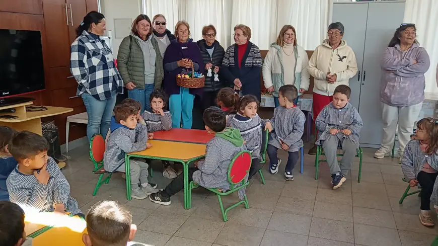 Abuelas tejieron pulpitos de crochet y los obsequiaron a preescolares de Santa Bernardina