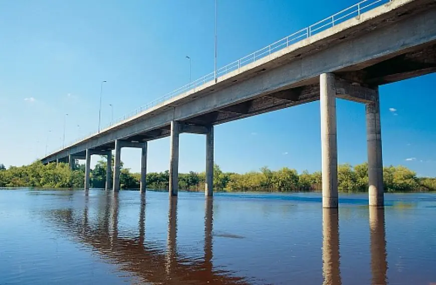 Policía evita una tragedia en el Puente Nuevo de Durazno.