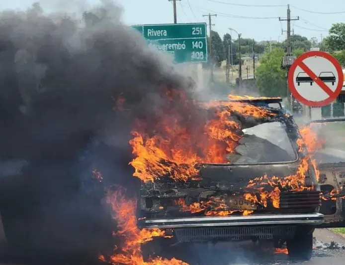 Incendio de vehículo en Ruta 5, a la altura de Paso de los Toros: daños totales pero sin heridos