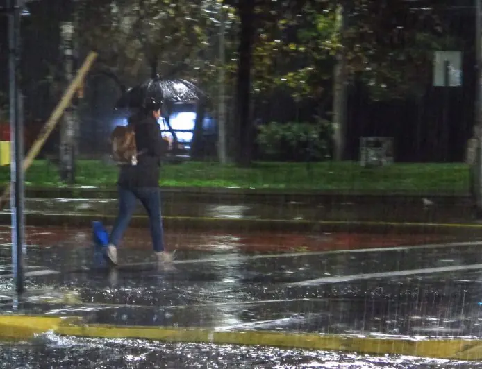 Lluvias y tormentas afectarán el litoral oeste y centro desde la madrugada